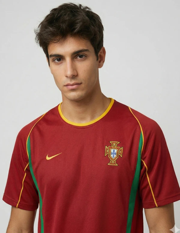 Dettaglio maglia Portogallo Home 2002 Nike con stemma FPF dorato colletto giallo e inserti verdi