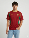 Maglia Portogallo Home 2002 Nike rosso granata con vivi verdi laterali e stemma FPF indossata da modello