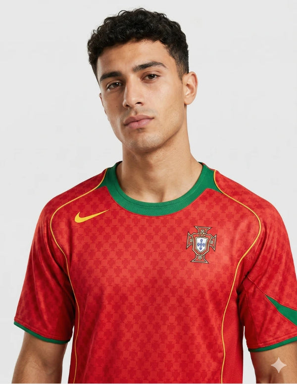 Dettaglio maglia Portogallo Home 2004 Nike con stemma FPF e vivi giallo-verdi sul petto rosso