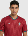 Dettaglio maglia Portogallo Home 2026 Puma con stemma FPF e pattern a onde rosso su rosso e bordi verdi