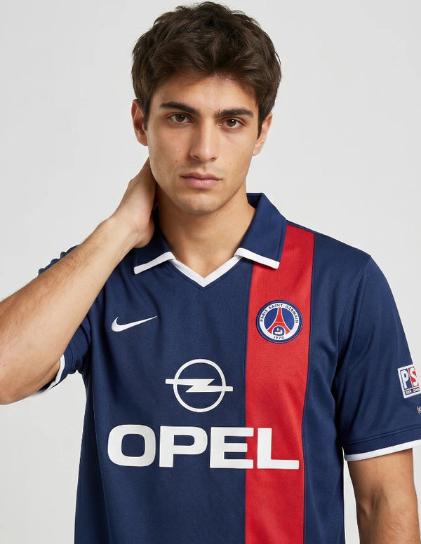 Dettaglio maglia PSG Home 2001/2002 Nike con stemma Paris Saint-Germain e logo Swoosh bianco