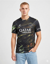 Maglia PSG Night Edition 2025/2026 Jordan nera con pattern marmorizzato oro verde e stemma PSG indossata da modello