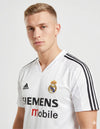 Dettaglio maglia Real Madrid Home 2004/2005 Adidas con stemma Real Madrid e tre righe nere sulle spalle