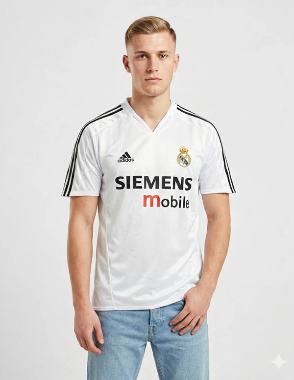 Maglia Real Madrid Home 2004/2005 Adidas bianca con tre righe nere e sponsor Siemens Mobile indossata da modello