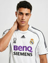 Dettaglio maglia Real Madrid Home 2006/2007 Adidas con stemma Real Madrid e sponsor BenQ Siemens viola e nero