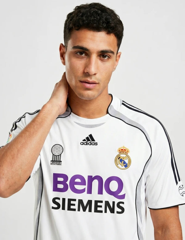 Dettaglio maglia Real Madrid Home 2006/2007 Adidas con stemma Real Madrid e sponsor BenQ Siemens viola e nero