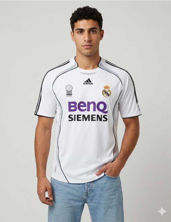 Maglia Real Madrid Home 2006/2007 Adidas bianca con vivi neri laterali sponsor BenQ Siemens indossata da modello