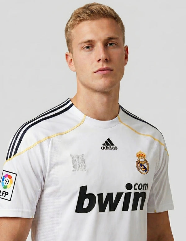 Dettaglio maglia Real Madrid Home 2009/2010 Adidas con stemma Real Madrid e vivi dorati sul colletto
