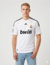 Maglia Real Madrid Home 2009/2010 Adidas bianca con vivi oro e neri sponsor bwin indossata da modello