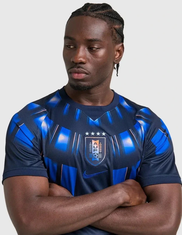 Dettaglio maglia Uruguay Away 2026 Nike con stemma Asociación Uruguaya de Fútbol e pattern tridimensionale