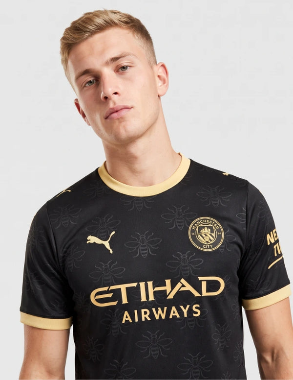 Seconda maglia Manchester City Puma nera pattern api dorate – fronte primo piano