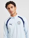 Tuta Manchester City Puma celeste – dettaglio collo e stemma