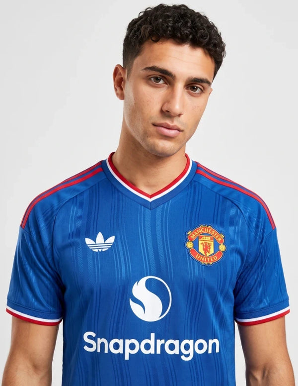 Seconda maglia Manchester United Adidas blu – primo piano collo e sponsor