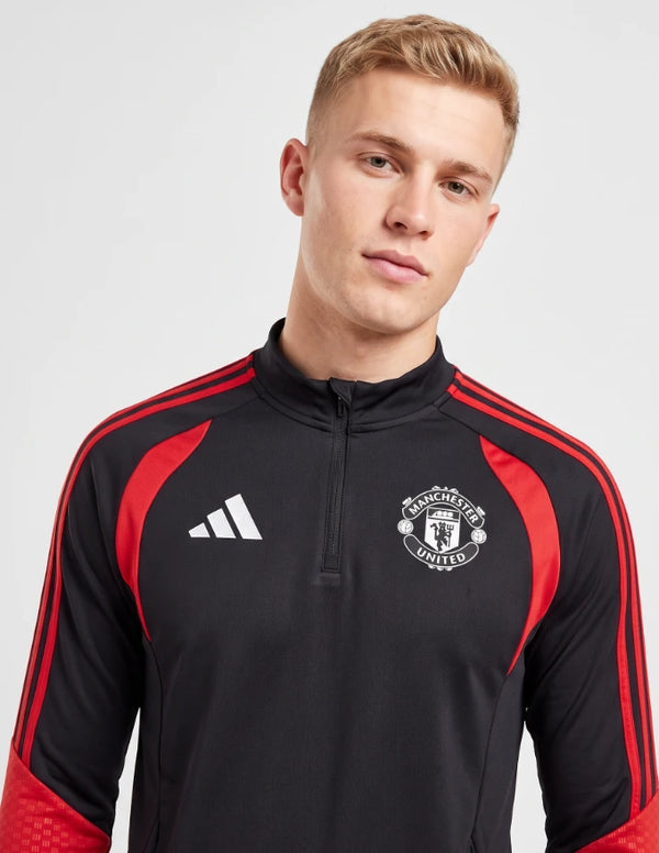 Manchester United Tuta Nera Adidas 2026/2027 – dettaglio collo e stemma