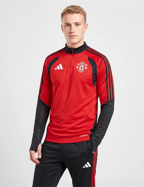 Manchester United Tuta Rossa Adidas 2026/2027 – indossata con pantaloni