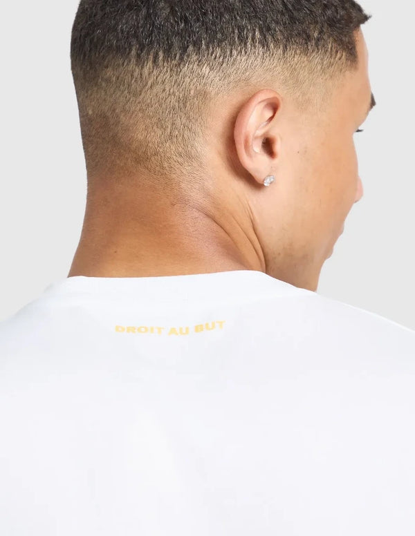 Dettaglio motto Droit au But in giallo sul retro del colletto Marsiglia Maglia Home 2026/2027 Puma