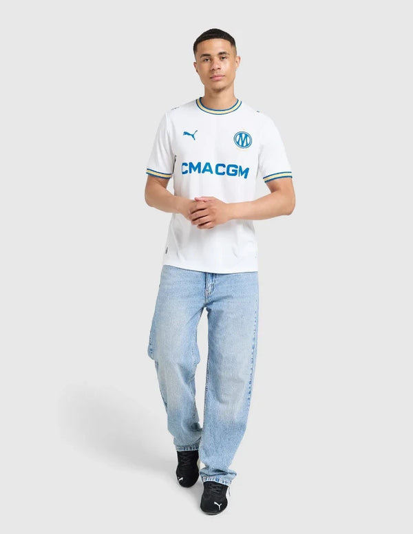 Marsiglia Maglia Home 2026/2027 Puma figura intera con sponsor CMA CGM blu