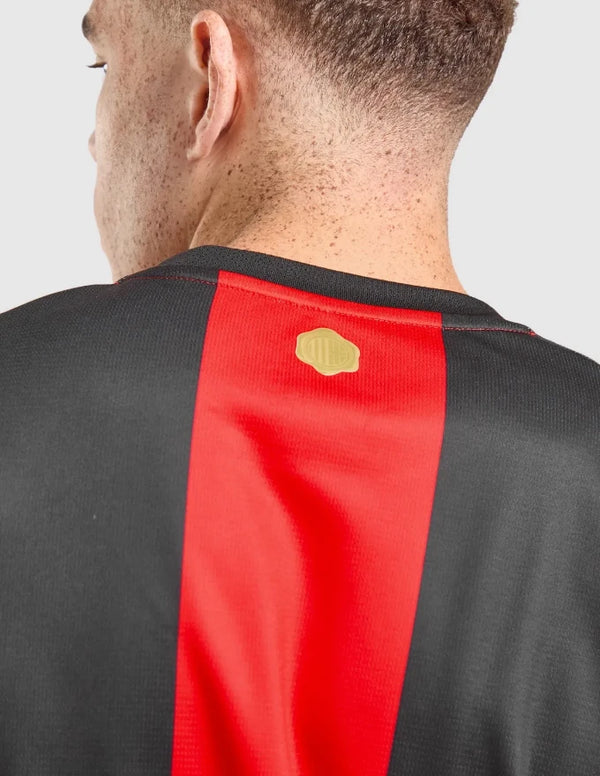 Dettaglio badge dorato ACM sul retro colletto Milan Maglia Home 2026/2027 Puma