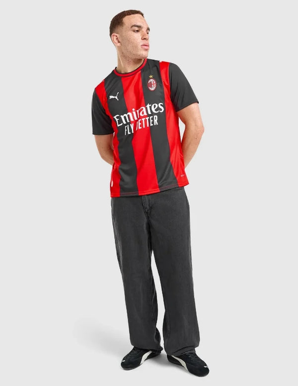 Milan Maglia Home 2026/2027 Puma rosso nera con strisce verticali - ritratto busto