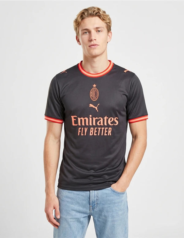 Maglia Milan Terza 2026/2027 Puma nera con bordi corallo indossata a figura intera
