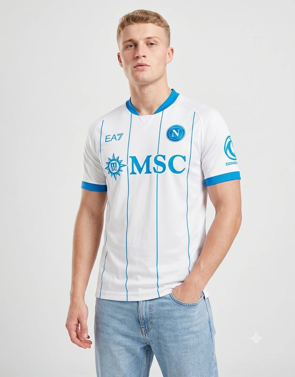 Maglia Napoli Away 2026/2027 EA7 bianca con dettagli azzurri e colletto a V indossata