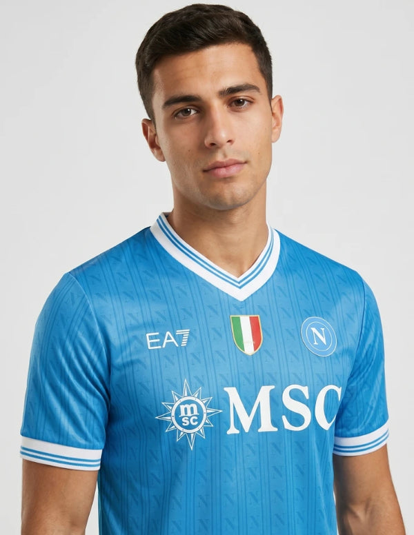 Dettaglio Napoli maglia home 2025/2026 EA7 con stemma SSC Napoli, sponsor MSC e colletto a V bianco