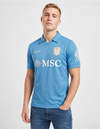 Maglia Napoli Home 2026/2027 EA7 azzurra con colletto a polo indossata a figura intera