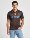 Napoli terza maglia third 2025/2026 EA7 marrone scuro con pattern jacquard e dettagli azzurri e scudetto