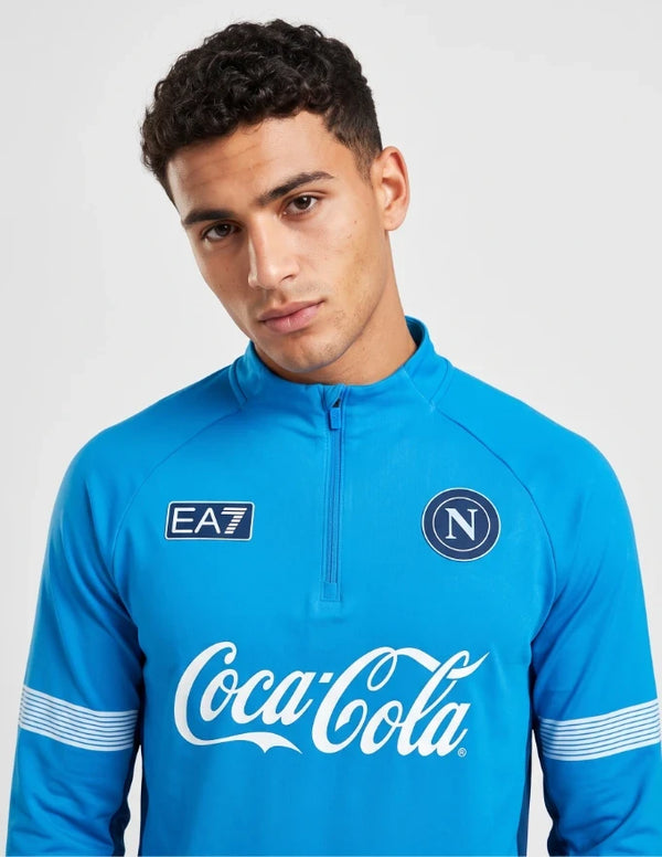 Tuta allenamento Napoli 2026/2027 EA7 azzurra – dettaglio collo e stemma