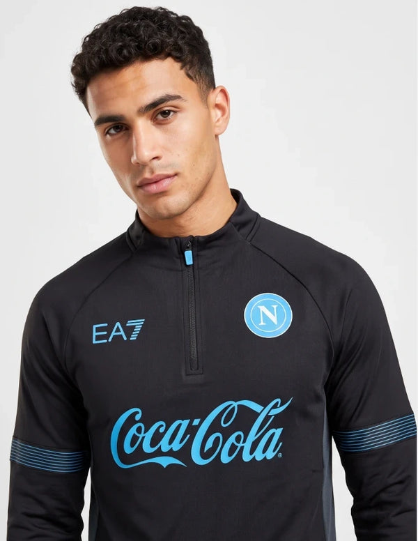 Tuta allenamento Napoli 2026/2027 EA7 nera – dettaglio collo e stemma