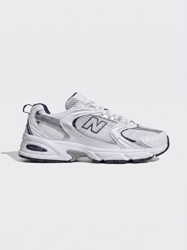 New Balance 530 bianche e argento con scritta 530 e logo N laterale vista laterale