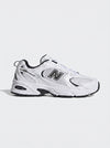 New Balance 530 bianche e nere con scritta 530 e logo N laterale vista laterale