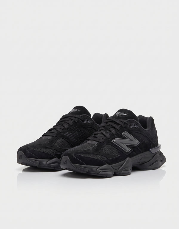 Coppia New Balance 9060 Triple Black vista tre quarti dettaglio N laterale tono su tono