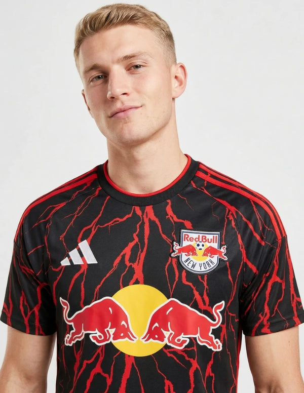 new york red bulls maglia home 2026 2027 adidas dettaglio stemma logo tori