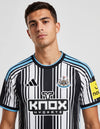 Dettaglio maglia Newcastle United Home 2026/2027 Adidas stemma con castello e logo Knox Hydrate