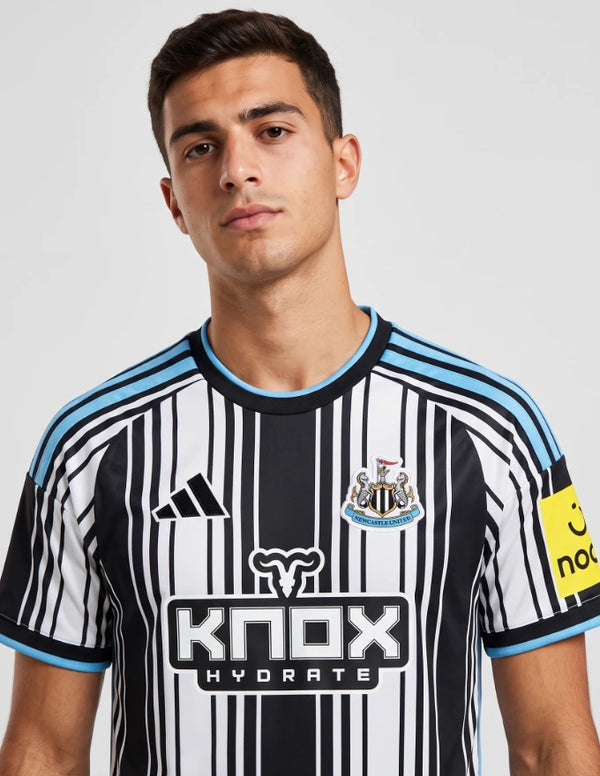 Dettaglio maglia Newcastle United Home 2026/2027 Adidas stemma con castello e logo Knox Hydrate