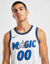 Canotta Orlando Magic Association Swingman Nike bianca, dettaglio scritta MAGIC e stemma