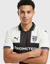 Parma Maglia Home 2025/2026 Puma - Dettaglio Stemma Parma Calcio e Colletto Giallo Blu