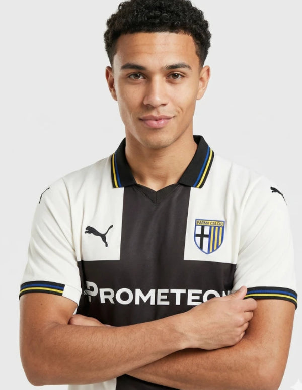 Parma Maglia Home 2025/2026 Puma - Dettaglio Stemma Parma Calcio e Colletto Giallo Blu