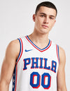 Canotta Philadelphia 76ers Association Swingman dettaglio wordmark PHILA