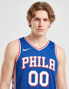 Canotta Philadelphia 76ers Icon Swingman dettaglio wordmark PHILA e stelle