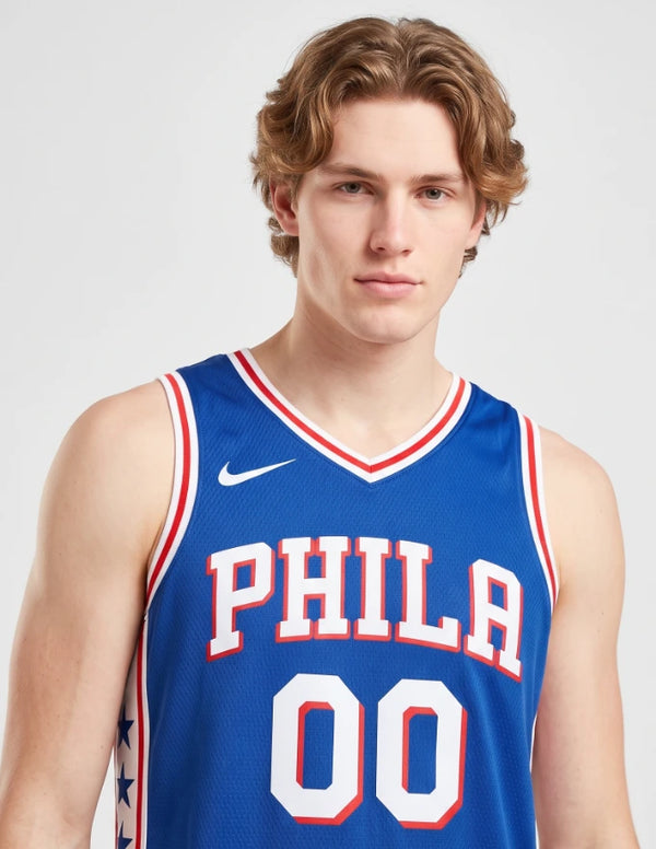 Canotta Philadelphia 76ers Icon Swingman dettaglio wordmark PHILA e stelle