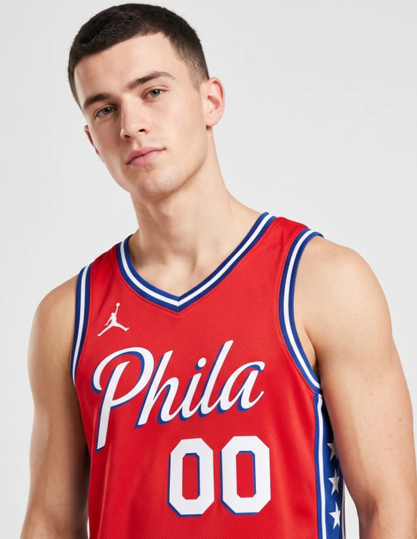 Canotta Philadelphia 76ers Statement Swingman dettaglio script Phila