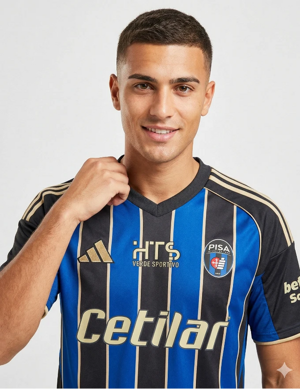 Pisa Maglia Home 2025/2026 Adidas - Dettaglio Stemma 1909 e Colletto Oro