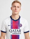Dettaglio stemma Paris Saint-Germain e banda sfumata sulla maglia PSG Away 2026/2027