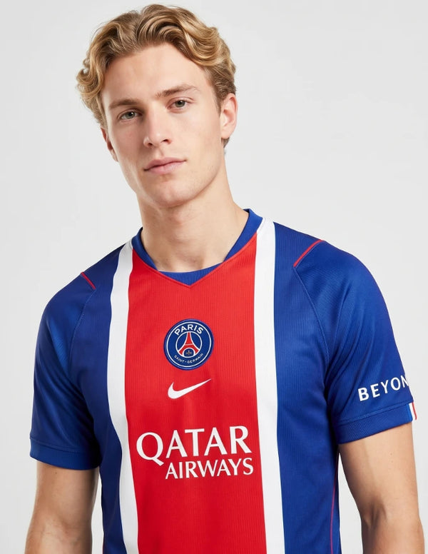 Dettaglio PSG maglia home 2026/2027 Nike con stemma Paris Saint-Germain e sponsor BEYOU sulla manica