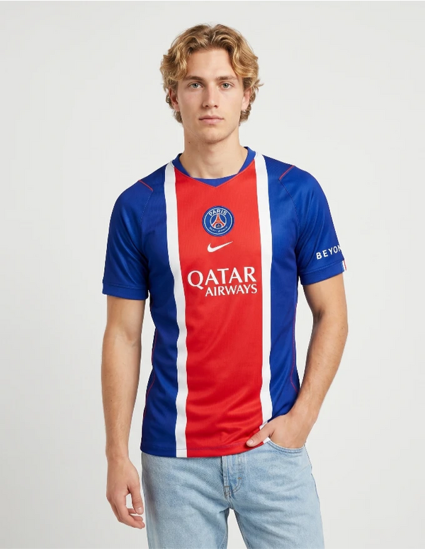 PSG maglia home 2026/2027 Nike blu con banda rossa verticale centrale bordi bianchi e sponsor Qatar Airways
