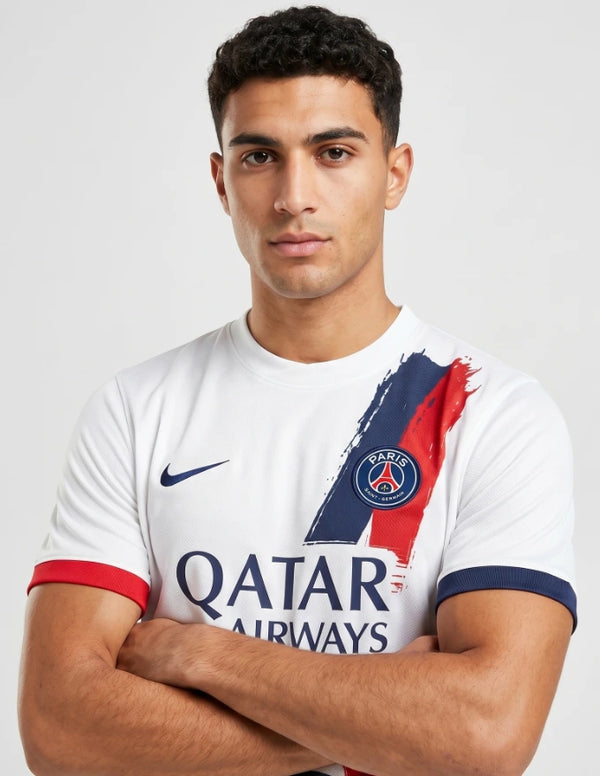 Dettaglio PSG seconda maglia away 2025/2026 Nike con stemma Paris Saint-Germain e polsini blu e rossi