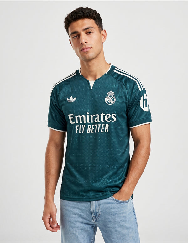 Maglia Real Madrid Away 2026/2027 Adidas verde scuro indossata a figura intera