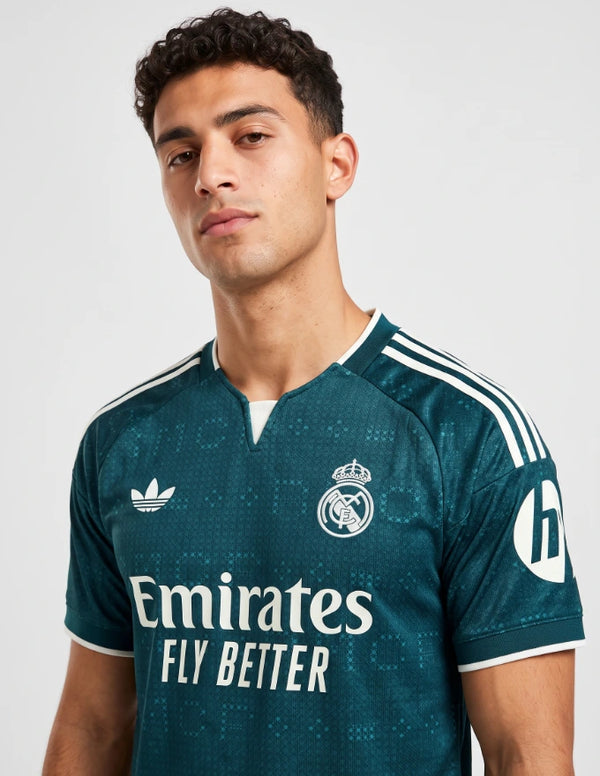 Maglia Real Madrid Away 2026/2027 Adidas verde scuro con dettagli crema logo Trefoil e stemma Real